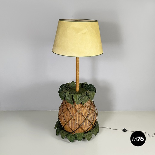 [2420005492] Lampada da terra a forma di ananas in vimini, 1970 ca.