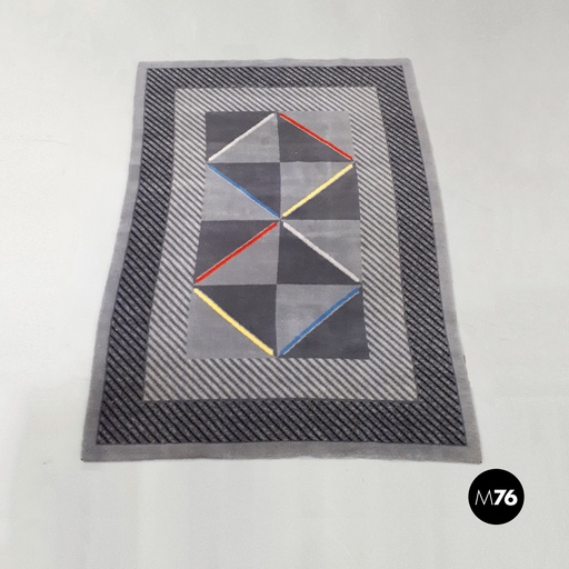 [2220001356] Tappeto con decorazioni geometriche su sfondo grigio, 1980 ca. 