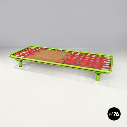 [2420005133] Letto o daybed in legno, tessuto rosso e metallo verde, 1980 ca.