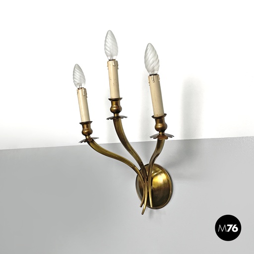 [2420005147] Applique a tre braccia in ottone e legno bianco, 1970 ca.