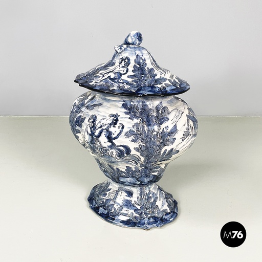 [2420005288] Vaso con coperchio in ceramica blu e bianca, 1900-1950 ca.
