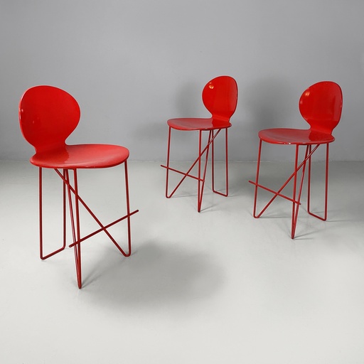 [2520005799] Sgabelli in legno e metallo rosso, 1980 ca.