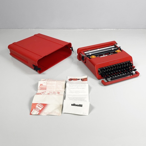 [2520006002] Macchina da scrivere Valentine di Ettore Sottsass e Perry A. King per Olivetti, 1970 ca.