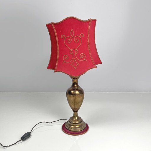 [2520006010] Lampada da tavolo con paralume in tessuto rosso, 1950 ca.