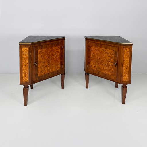 [2520006490] Consolle angolari in legno e marmo, 1700 ca.