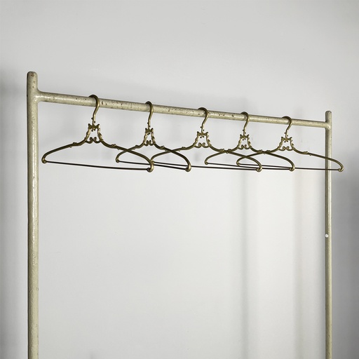[2520006704] Appendiabiti in ottone, 1930 ca.