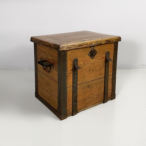 [2520006862] Cassa in legno e metallo, 1930 ca.