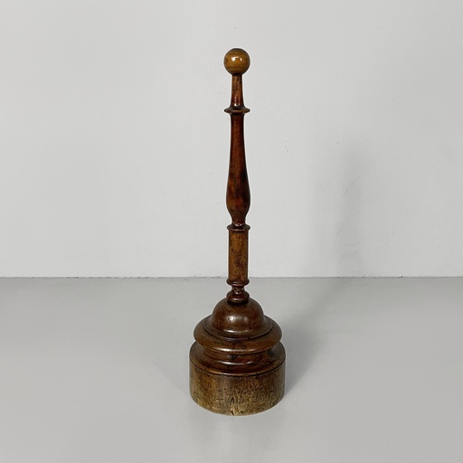 [2520007267] Fermaporta in legno, 1930 ca.