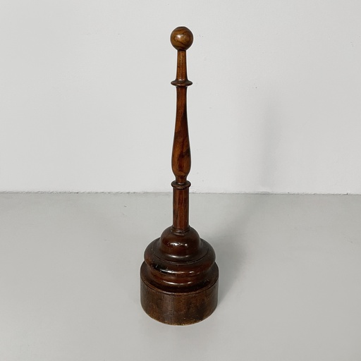 [2520007269] Fermaporta in legno, 1930 ca.