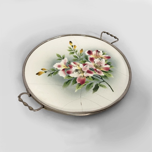 [2520007782] Vassoio con fiori in ceramica e metallo, 1920 ca.