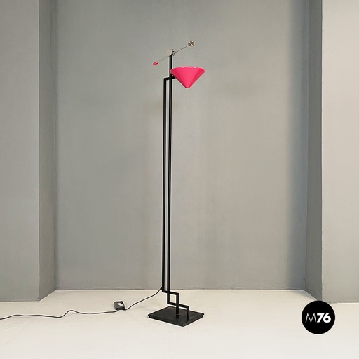 [2220001875] Lampada da terra in metallo con paralume fucsia, 1980 ca. 