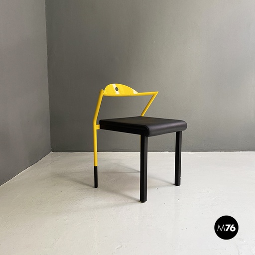 [2220002475] Sedia in metallo giallo e pelle nera, 1980 ca.