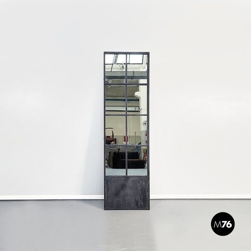 [2220002690] Specchio da terra in metallo nero, 1990 ca.